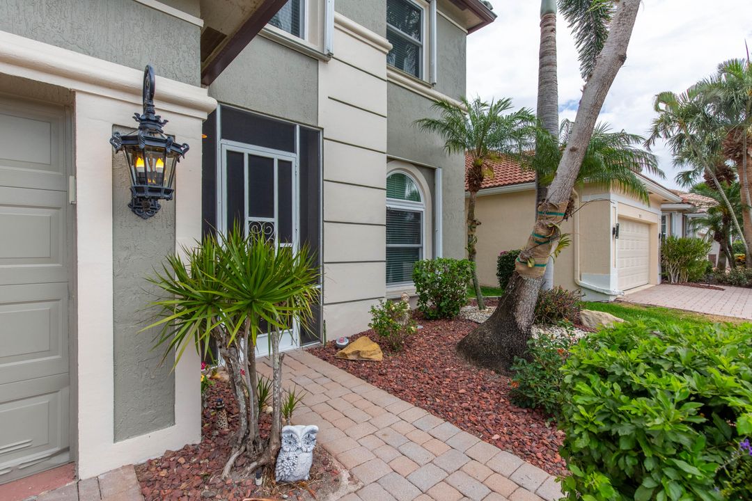 Activo con contrato: $929,800 (4 camas, 3 baños, 2871 Pies cuadrados)