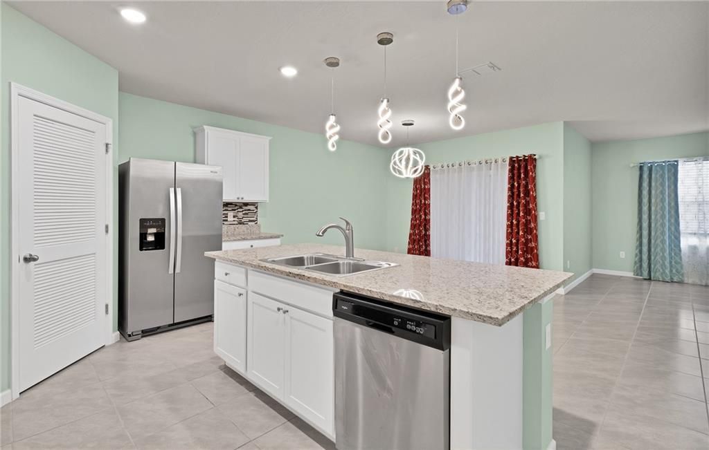 For Sale: $359,900 (4 beds, 2 baths, 1828 Square Feet)