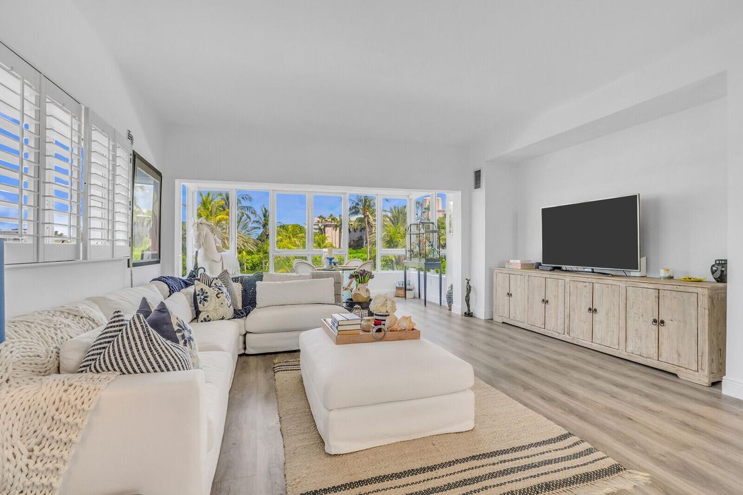 Active With Contract: $5,500 (2 beds, 2 baths, 1014 Square Feet)