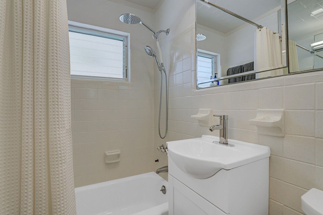 Active With Contract: $5,500 (2 beds, 2 baths, 1014 Square Feet)