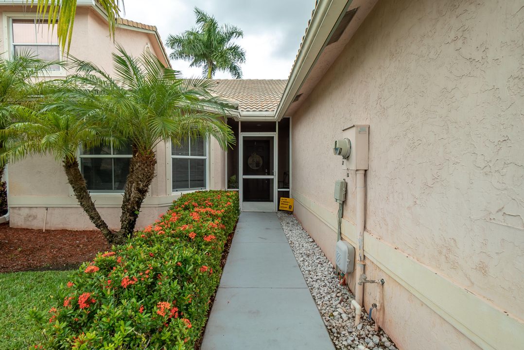 Active With Contract: $3,800 (2 beds, 2 baths, 1358 Square Feet)