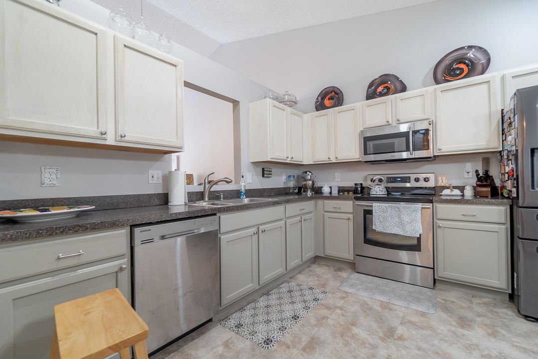 Active With Contract: $3,800 (2 beds, 2 baths, 1358 Square Feet)