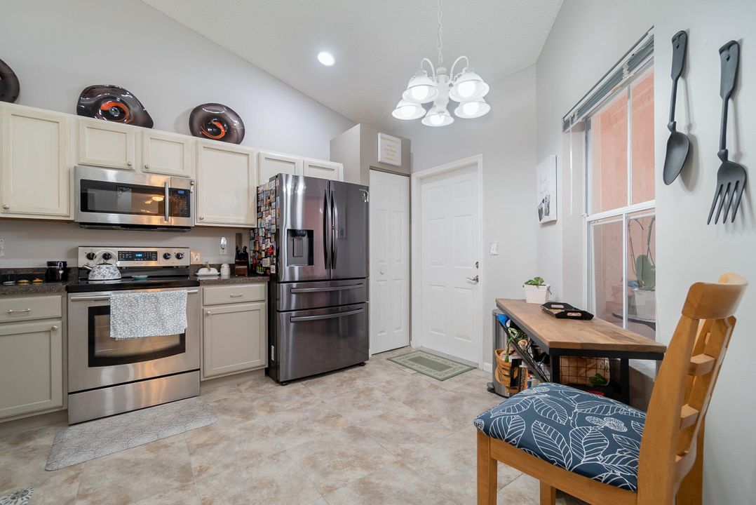 Active With Contract: $3,800 (2 beds, 2 baths, 1358 Square Feet)