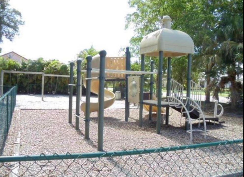 Active With Contract: $3,800 (2 beds, 2 baths, 1358 Square Feet)