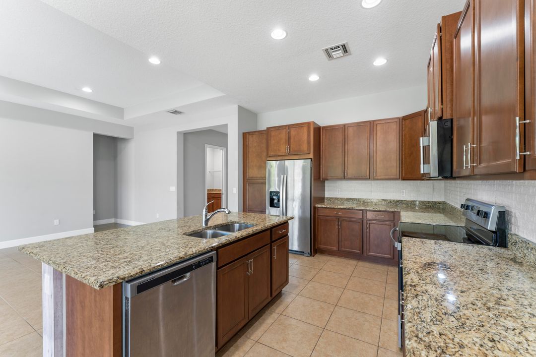 Activo con contrato: $3,800 (3 camas, 2 baños, 1920 Pies cuadrados)