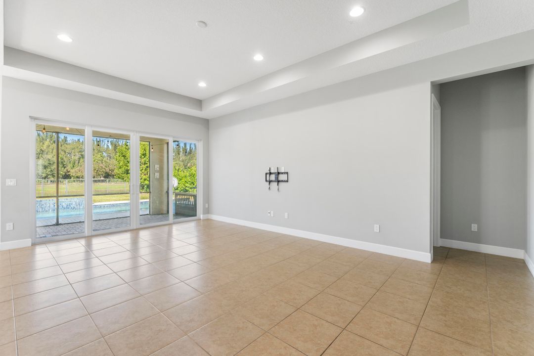 Activo con contrato: $3,800 (3 camas, 2 baños, 1920 Pies cuadrados)