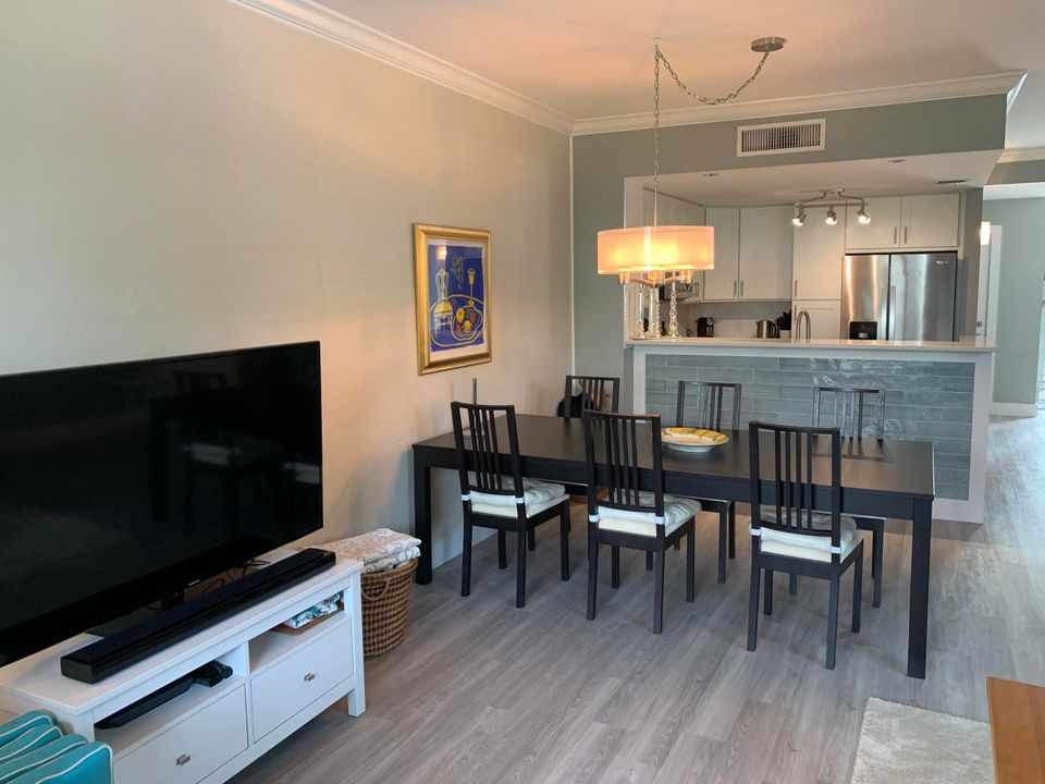 合同活跃: $8,500 (2 贝兹, 2 浴室, 1275 平方英尺)