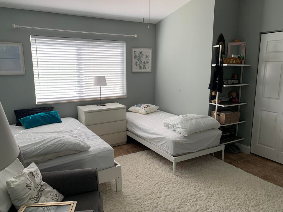 合同活跃: $8,500 (2 贝兹, 2 浴室, 1275 平方英尺)