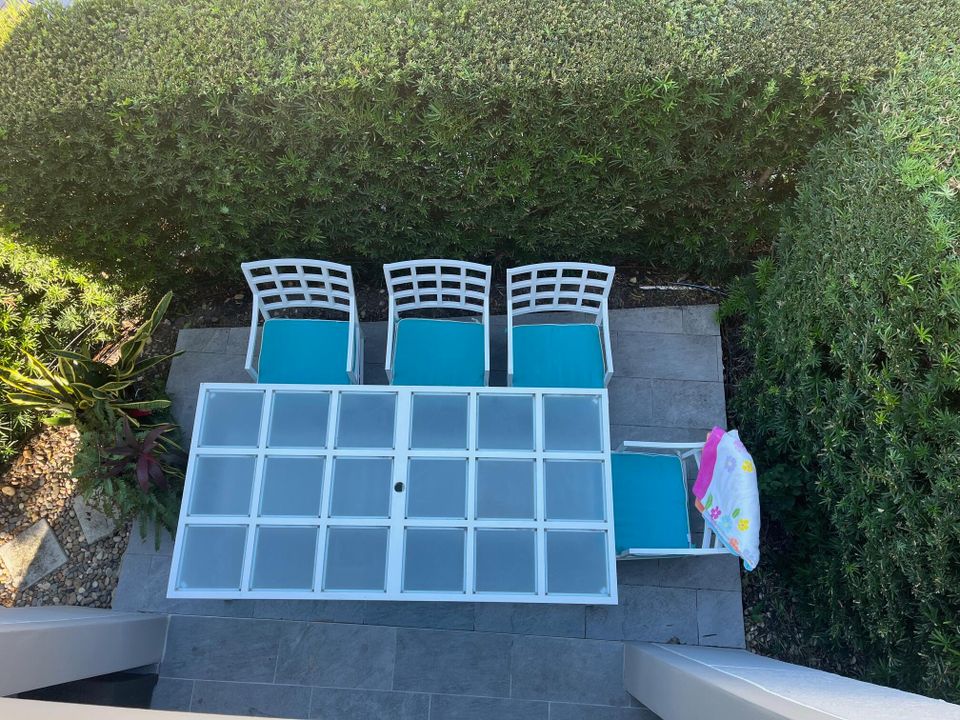 合同活跃: $8,500 (2 贝兹, 2 浴室, 1275 平方英尺)