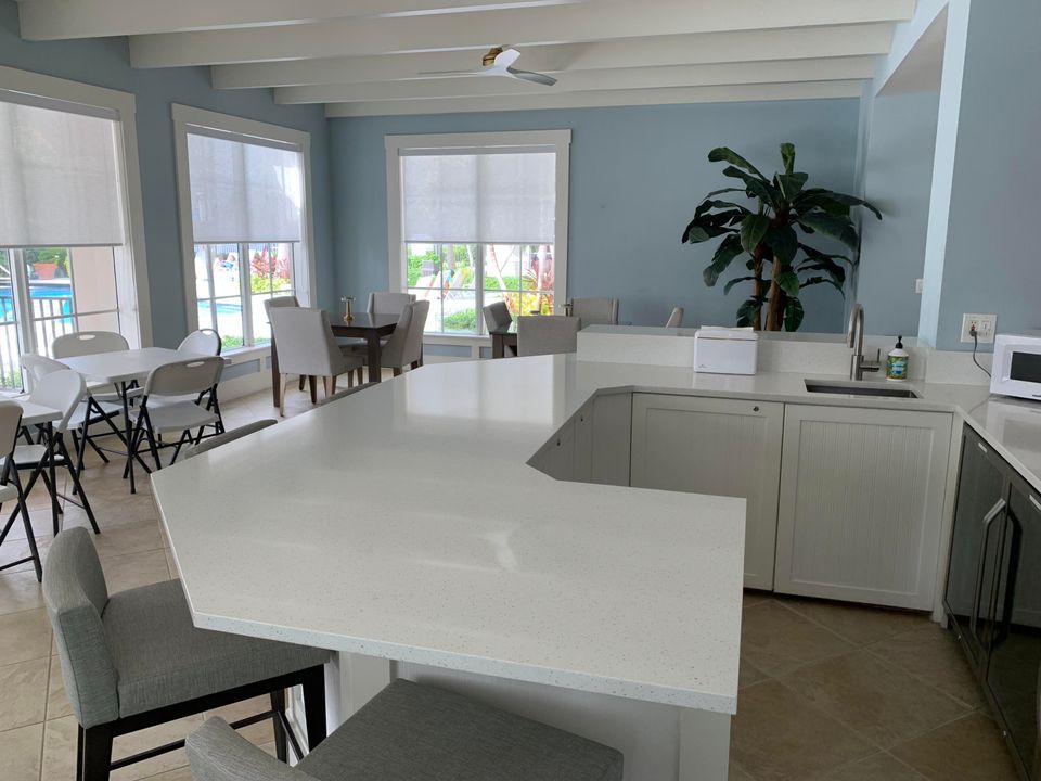 合同活跃: $8,500 (2 贝兹, 2 浴室, 1275 平方英尺)