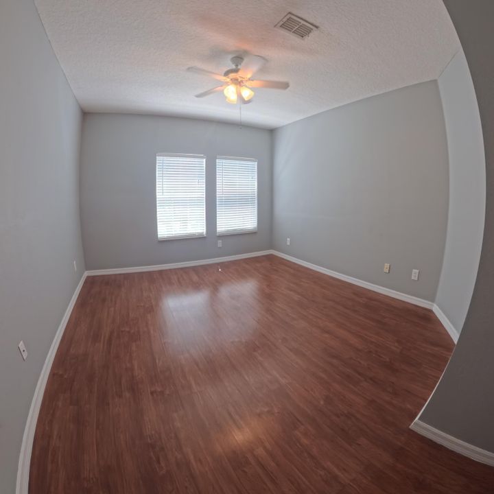 Activo con contrato: $2,500 (3 camas, 2 baños, 1585 Pies cuadrados)