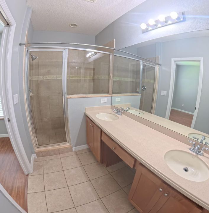 Activo con contrato: $2,500 (3 camas, 2 baños, 1585 Pies cuadrados)