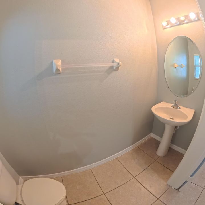 Activo con contrato: $2,500 (3 camas, 2 baños, 1585 Pies cuadrados)