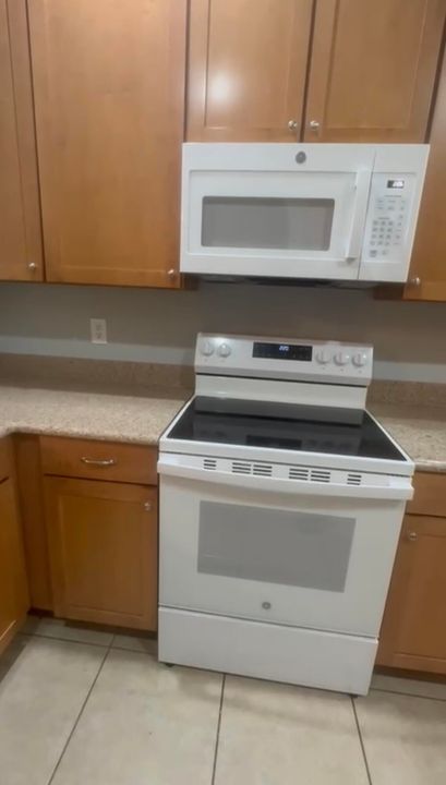 Activo con contrato: $2,500 (3 camas, 2 baños, 1585 Pies cuadrados)