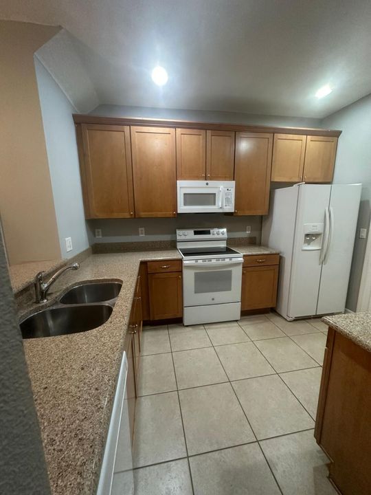 Activo con contrato: $2,500 (3 camas, 2 baños, 1585 Pies cuadrados)