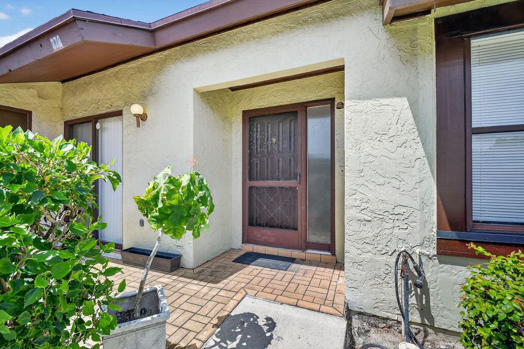 合同活跃: $2,000 (3 贝兹, 2 浴室, 1298 平方英尺)