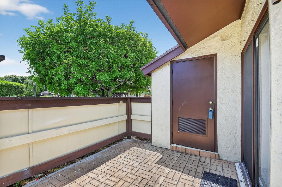 合同活跃: $2,000 (3 贝兹, 2 浴室, 1298 平方英尺)