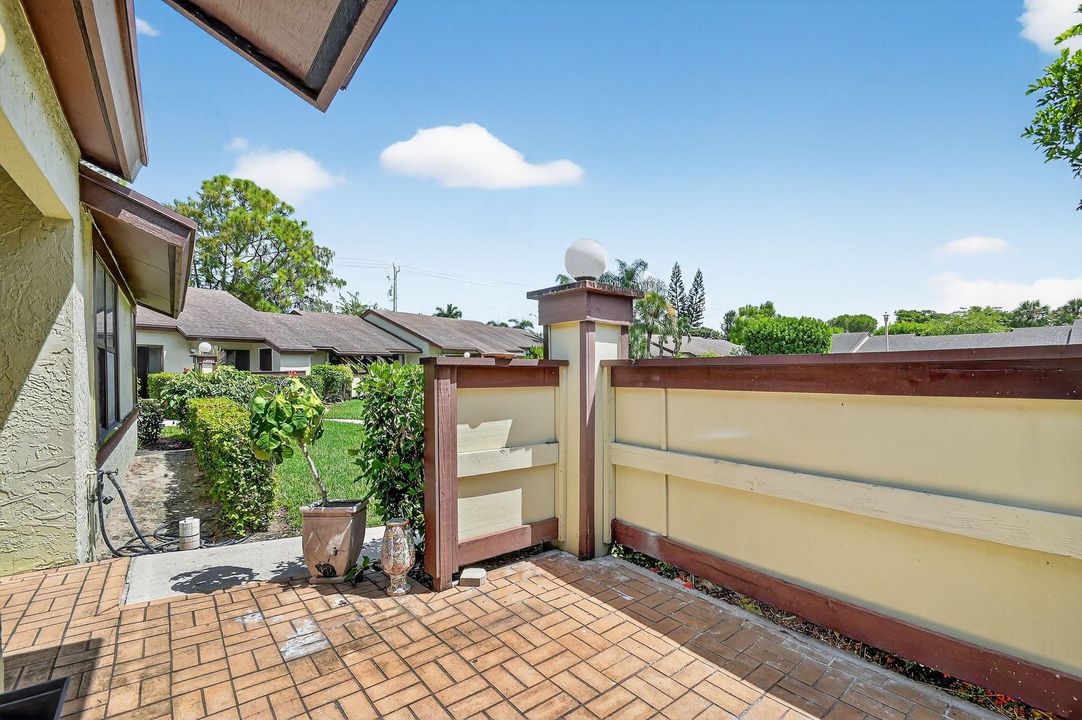 合同活跃: $2,000 (3 贝兹, 2 浴室, 1298 平方英尺)