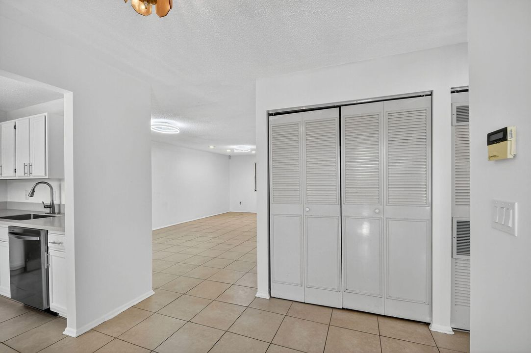 合同活跃: $2,000 (3 贝兹, 2 浴室, 1298 平方英尺)