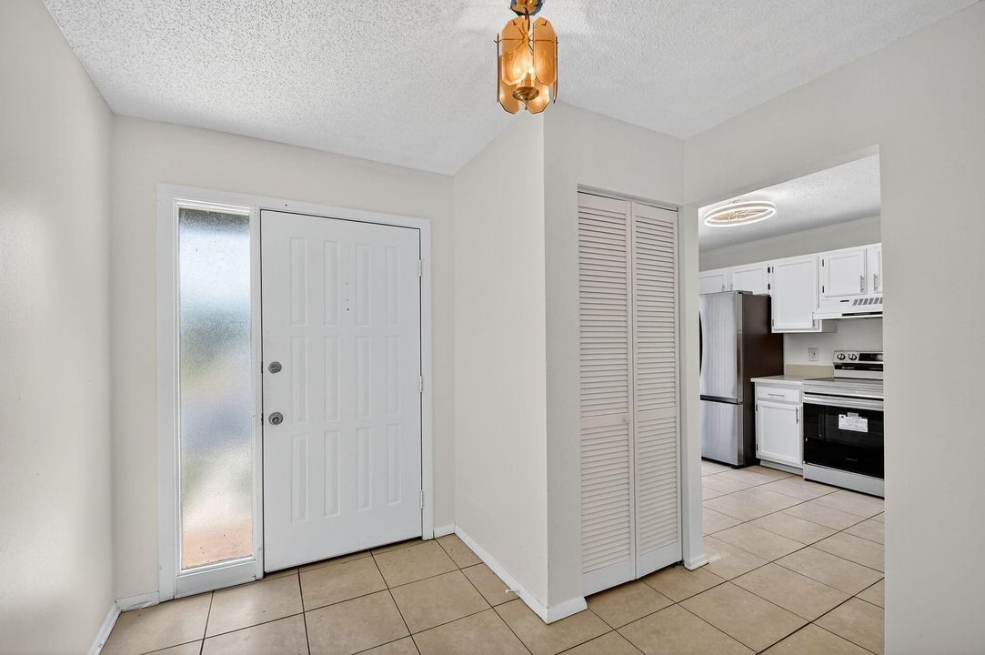 合同活跃: $2,000 (3 贝兹, 2 浴室, 1298 平方英尺)