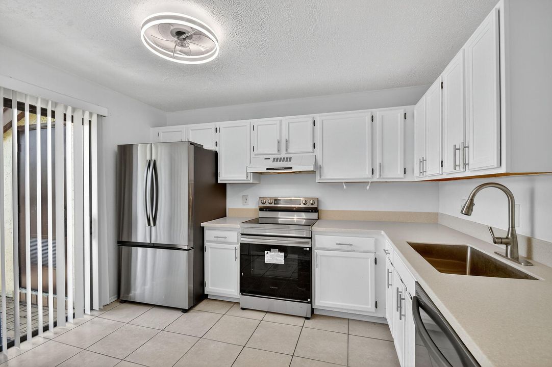 合同活跃: $2,000 (3 贝兹, 2 浴室, 1298 平方英尺)