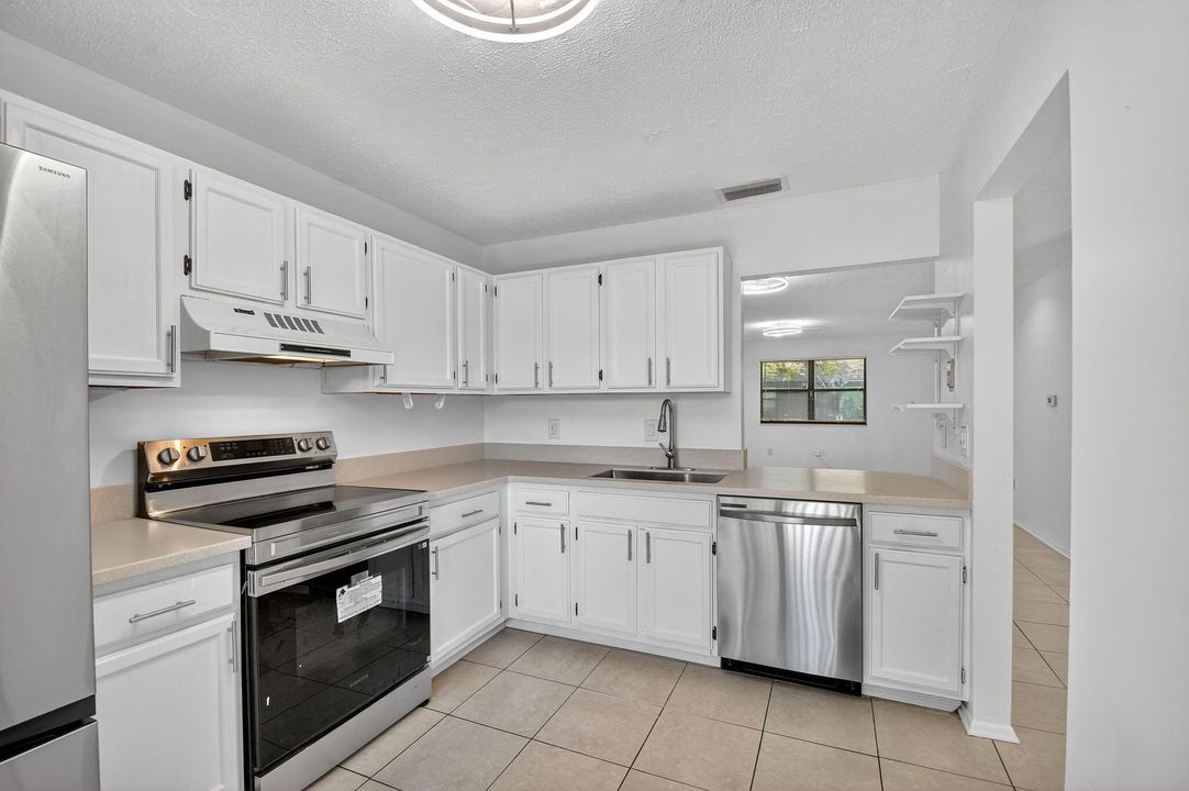 合同活跃: $2,000 (3 贝兹, 2 浴室, 1298 平方英尺)