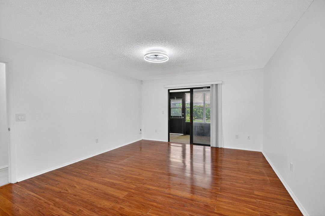 合同活跃: $2,000 (3 贝兹, 2 浴室, 1298 平方英尺)