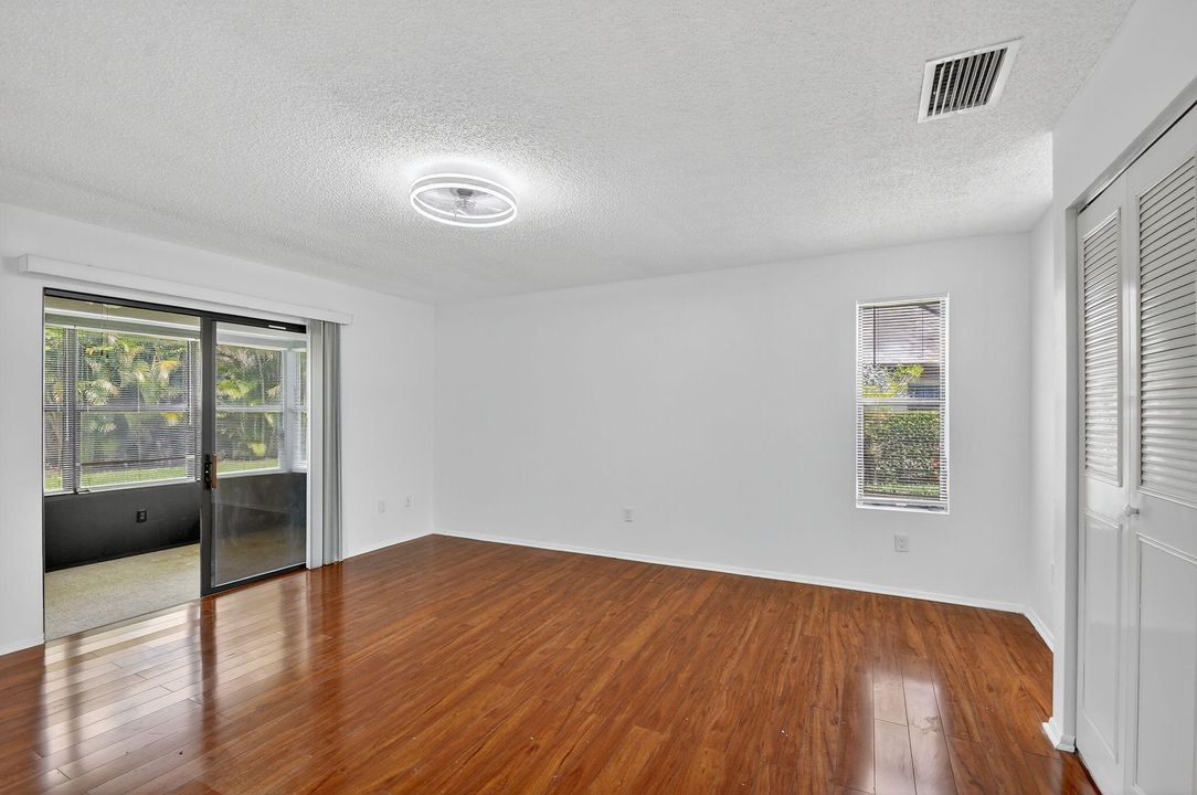 合同活跃: $2,000 (3 贝兹, 2 浴室, 1298 平方英尺)