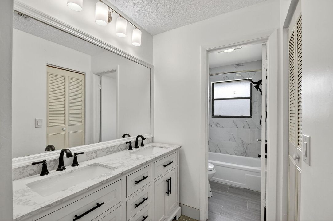 合同活跃: $2,000 (3 贝兹, 2 浴室, 1298 平方英尺)