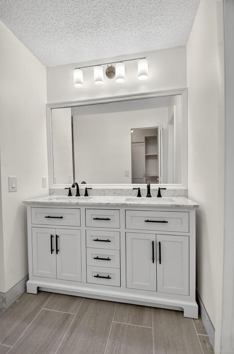 合同活跃: $2,000 (3 贝兹, 2 浴室, 1298 平方英尺)