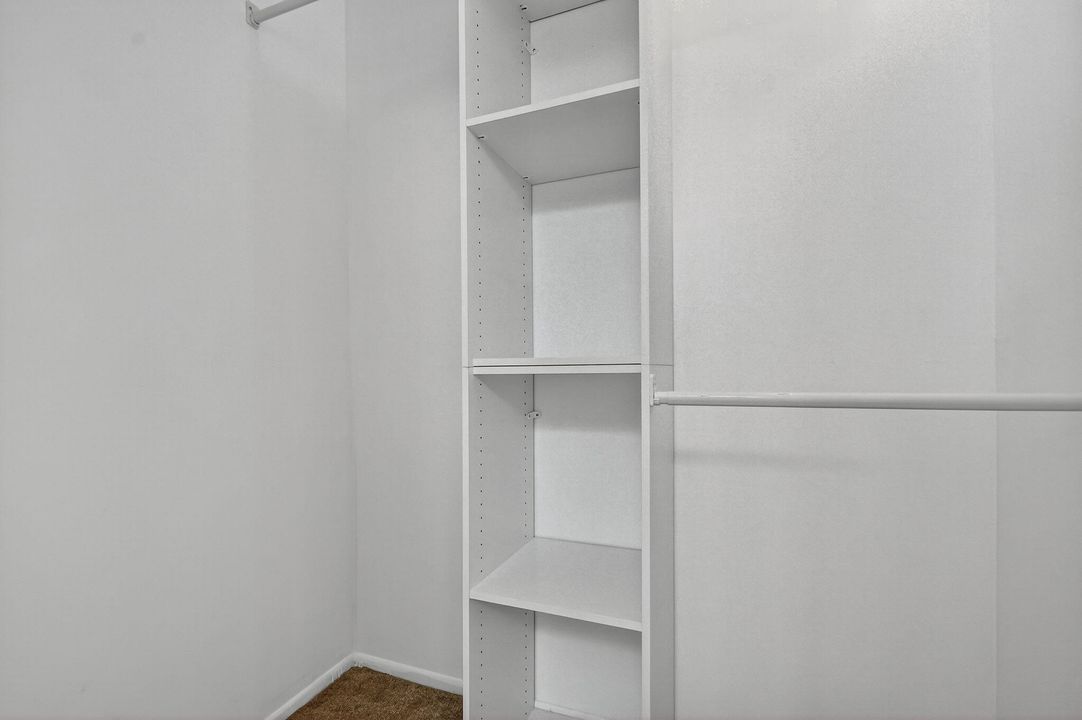 合同活跃: $2,000 (3 贝兹, 2 浴室, 1298 平方英尺)