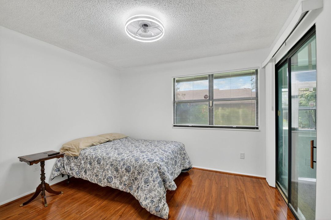 合同活跃: $2,000 (3 贝兹, 2 浴室, 1298 平方英尺)