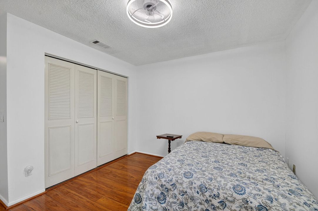 合同活跃: $2,000 (3 贝兹, 2 浴室, 1298 平方英尺)