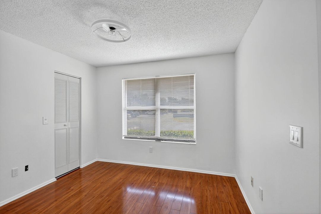 合同活跃: $2,000 (3 贝兹, 2 浴室, 1298 平方英尺)