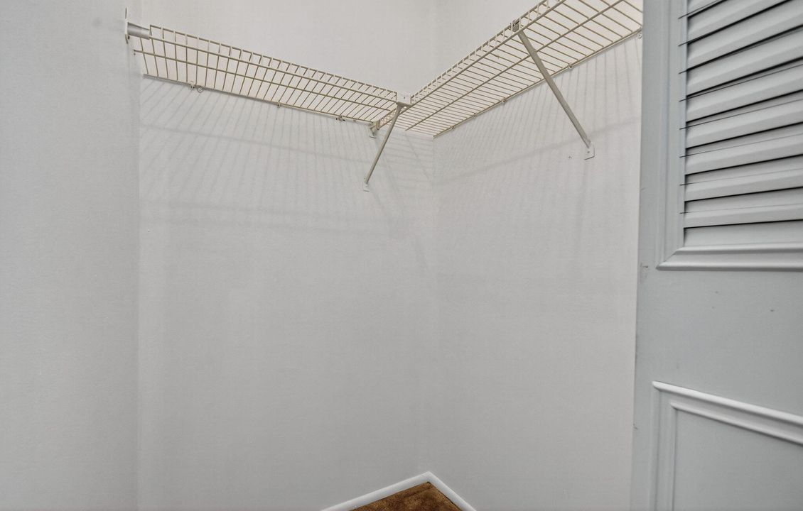 合同活跃: $2,000 (3 贝兹, 2 浴室, 1298 平方英尺)