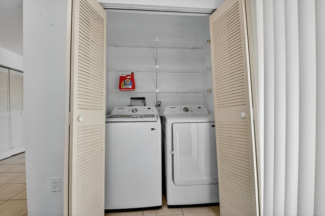 合同活跃: $2,000 (3 贝兹, 2 浴室, 1298 平方英尺)