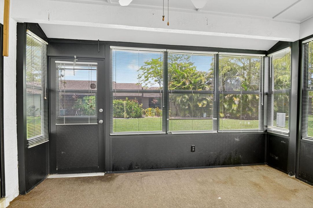 合同活跃: $2,000 (3 贝兹, 2 浴室, 1298 平方英尺)