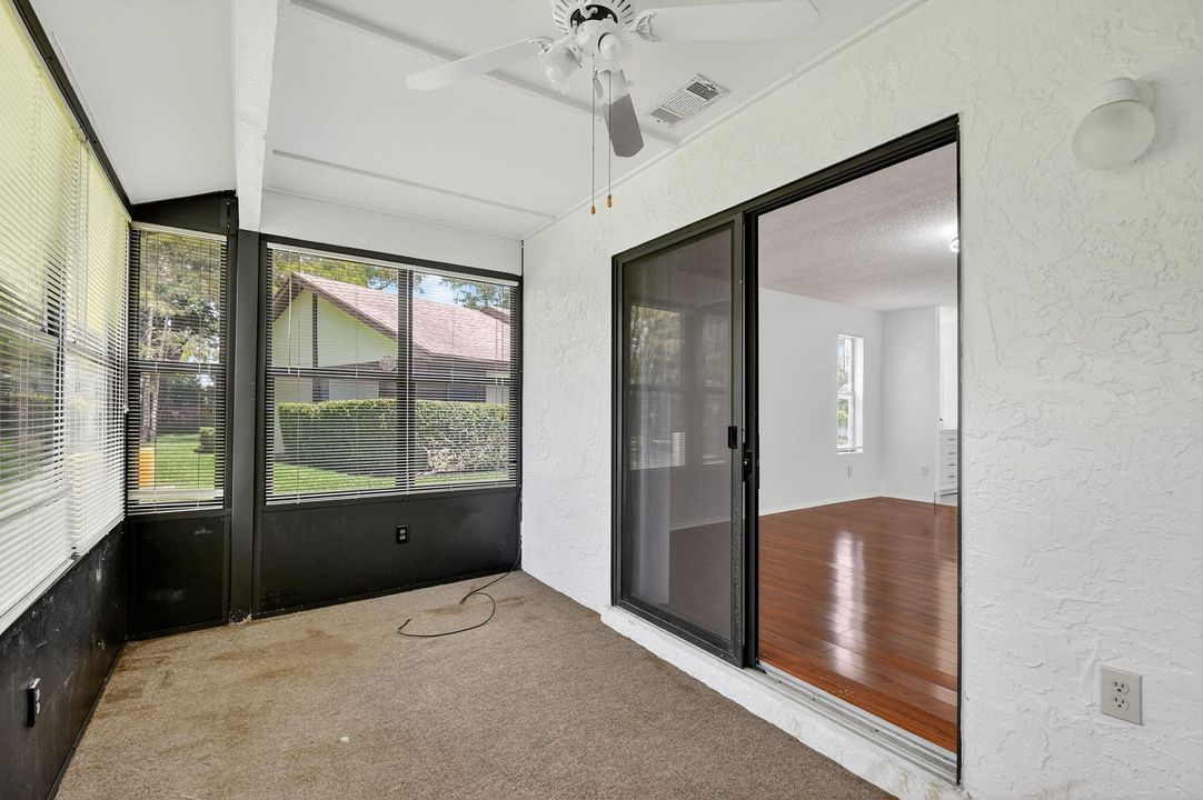 合同活跃: $2,000 (3 贝兹, 2 浴室, 1298 平方英尺)