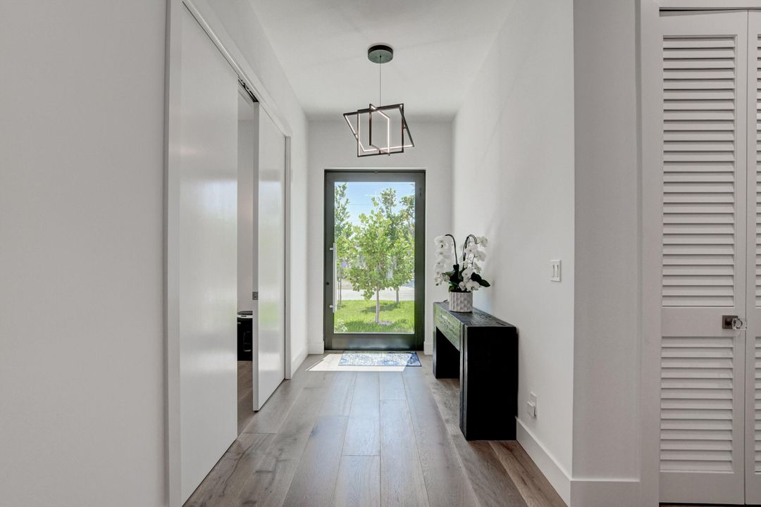 合同活跃: $12,500 (4 贝兹, 4 浴室, 2721 平方英尺)