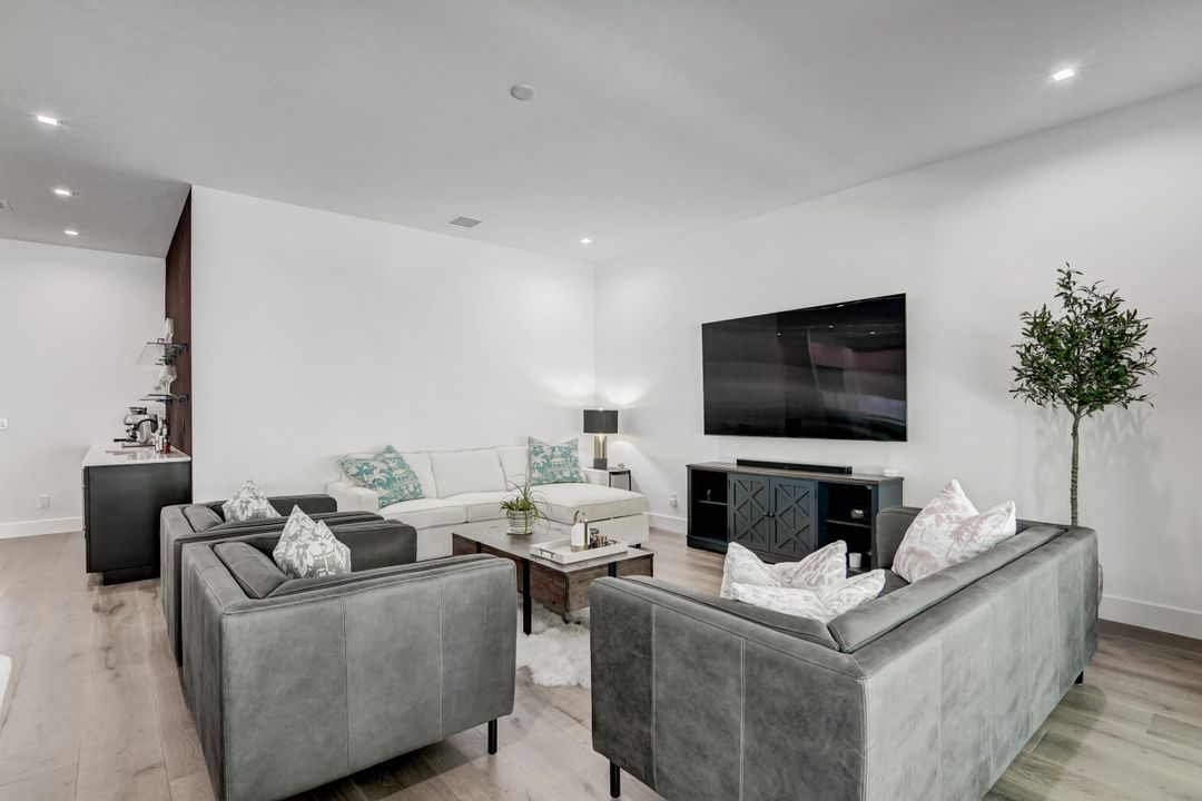 合同活跃: $12,500 (4 贝兹, 4 浴室, 2721 平方英尺)