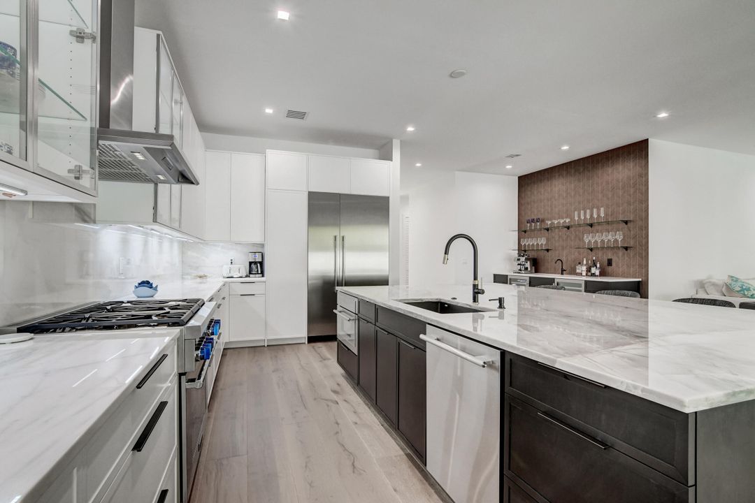 合同活跃: $12,500 (4 贝兹, 4 浴室, 2721 平方英尺)