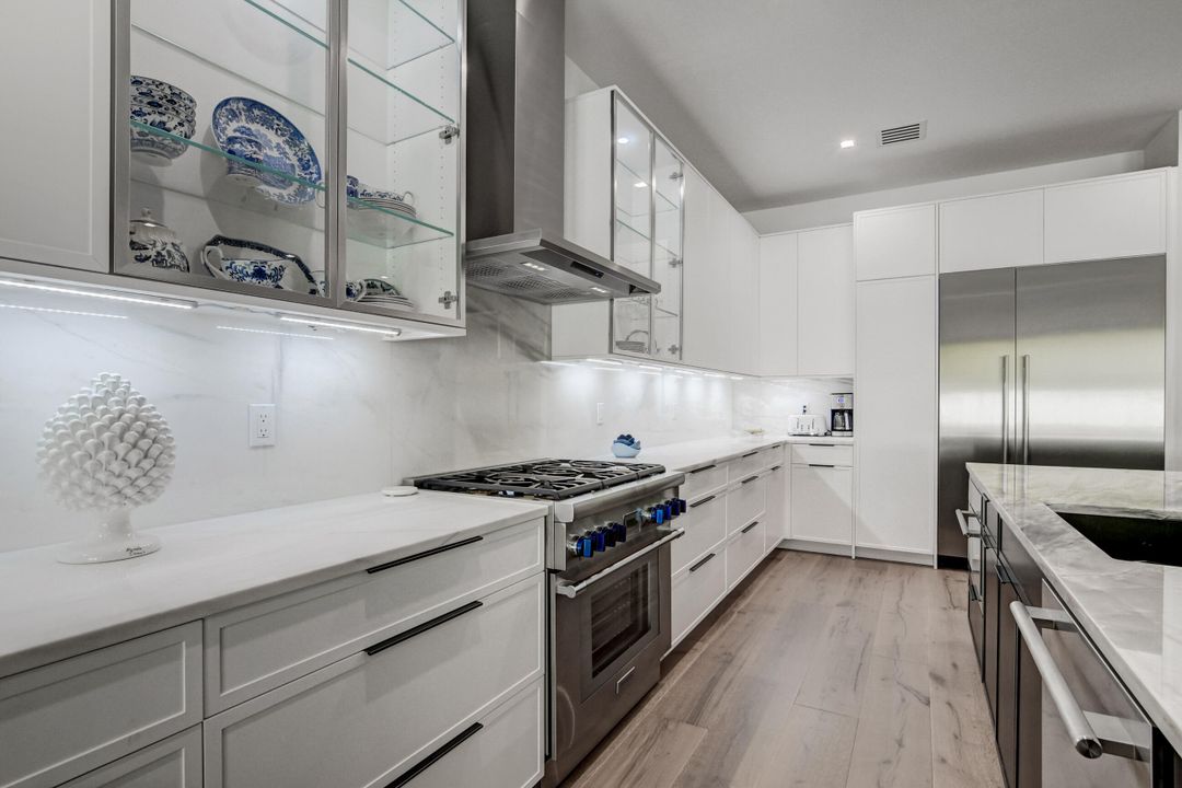 合同活跃: $12,500 (4 贝兹, 4 浴室, 2721 平方英尺)