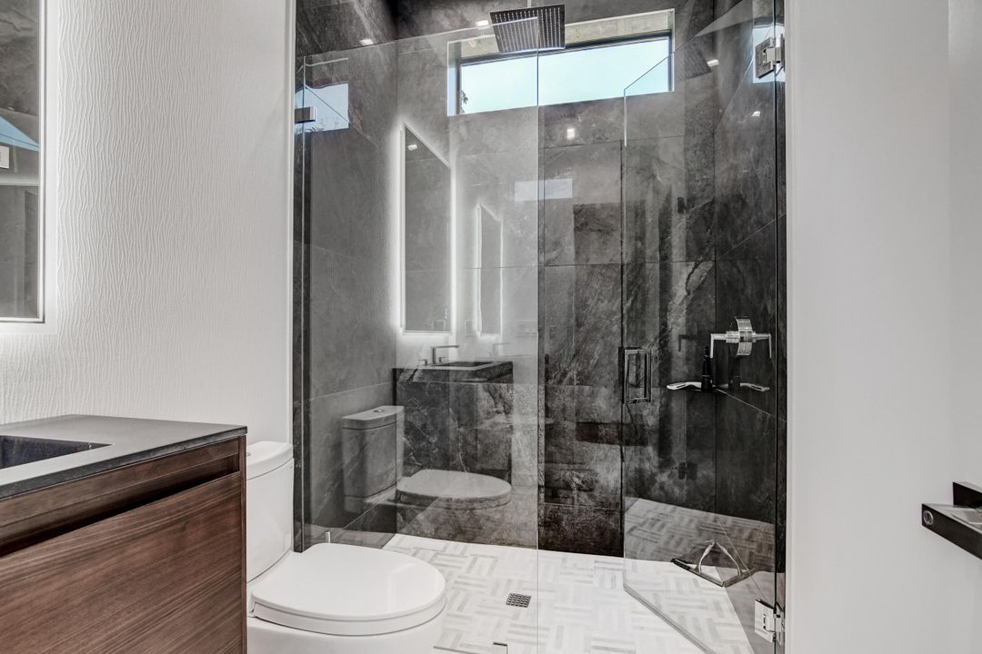 合同活跃: $12,500 (4 贝兹, 4 浴室, 2721 平方英尺)