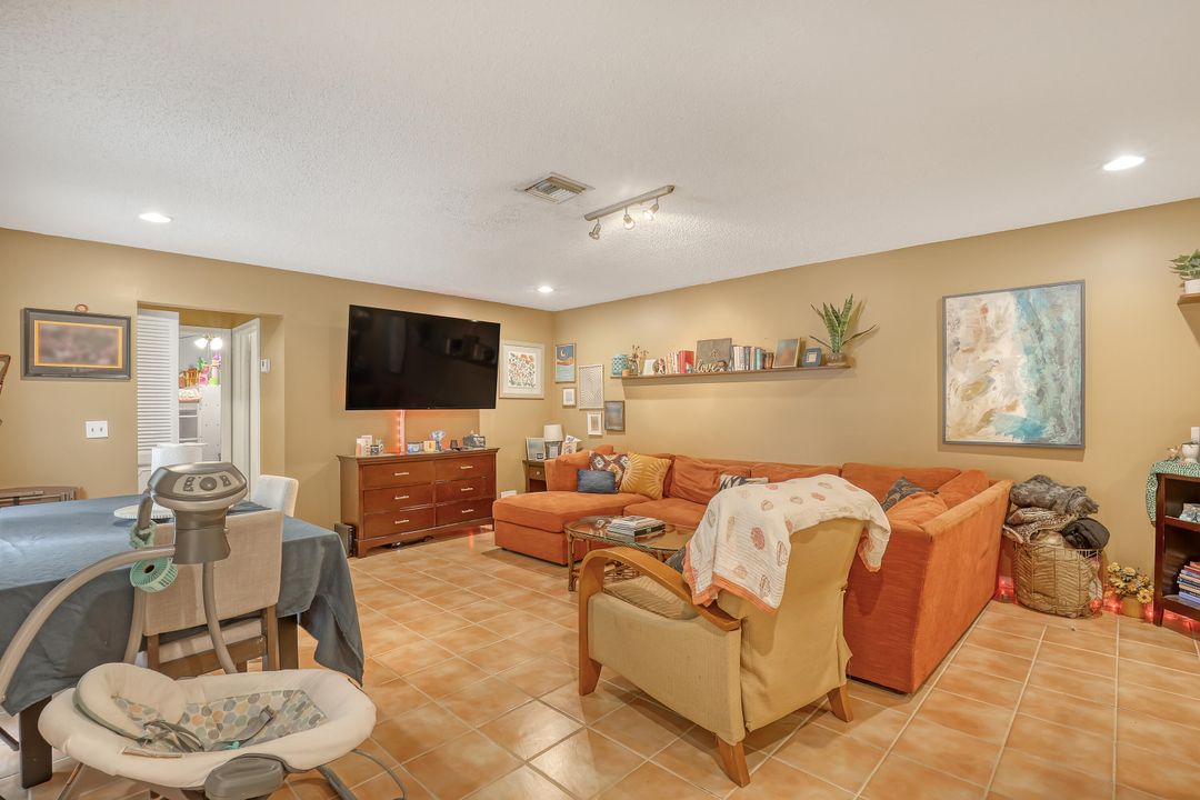 待售: $253,000 (2 贝兹, 2 浴室, 1243 平方英尺)