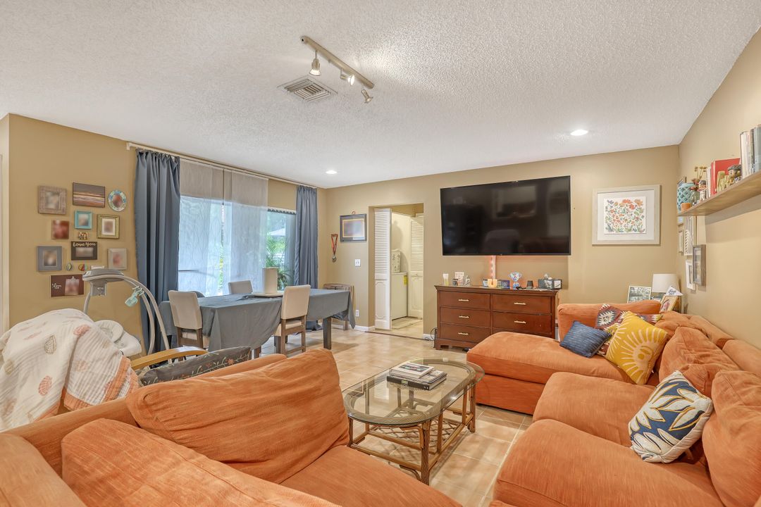 待售: $253,000 (2 贝兹, 2 浴室, 1243 平方英尺)