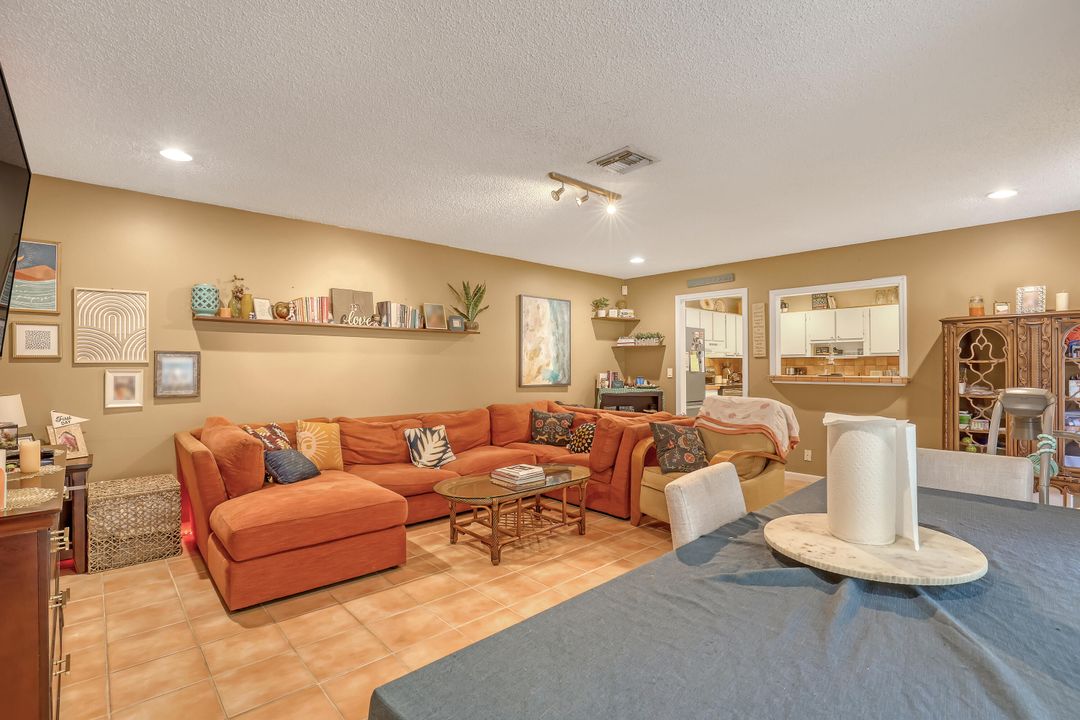 待售: $253,000 (2 贝兹, 2 浴室, 1243 平方英尺)