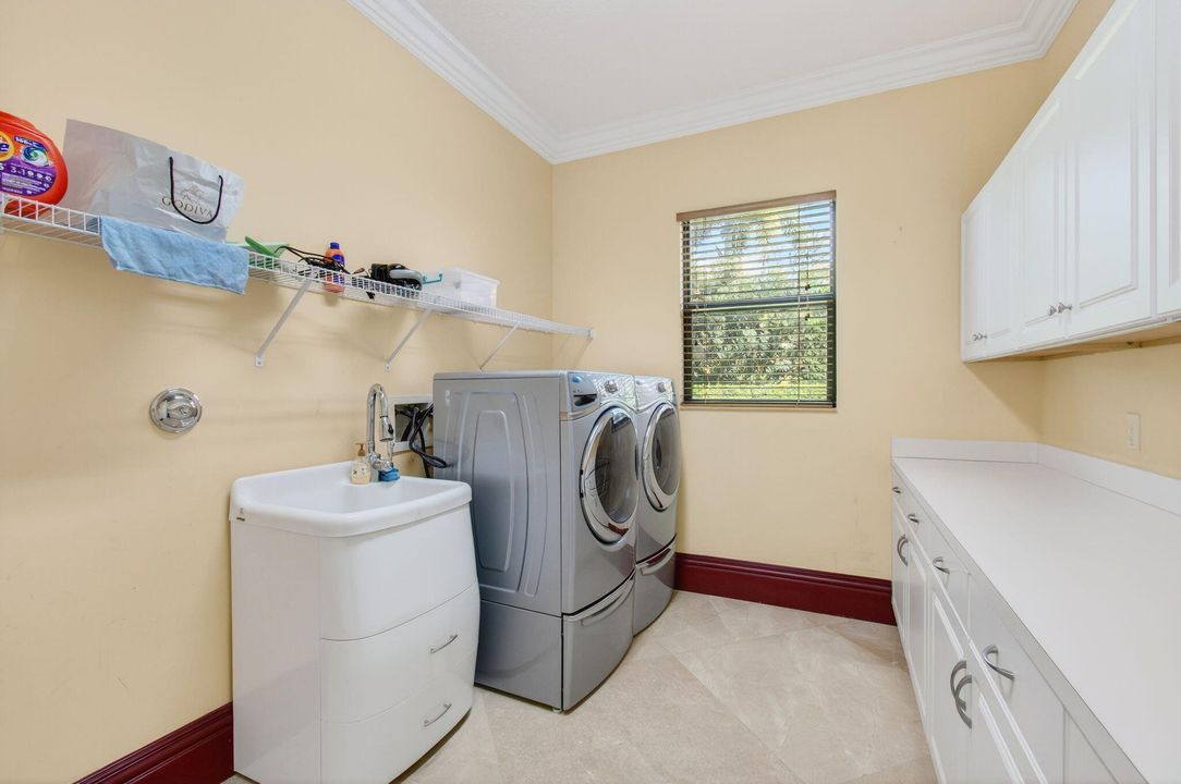 For Sale: $2,300,000 (6 beds, 5 baths, 5790 Square Feet)