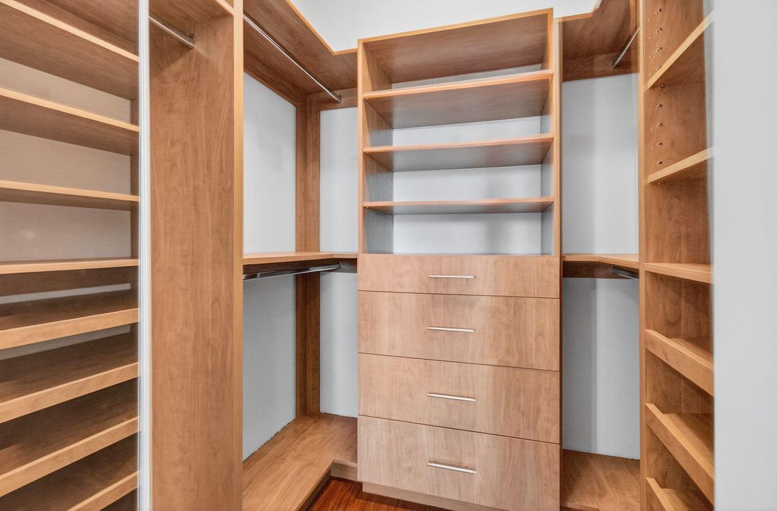 For Sale: $2,300,000 (6 beds, 5 baths, 5790 Square Feet)