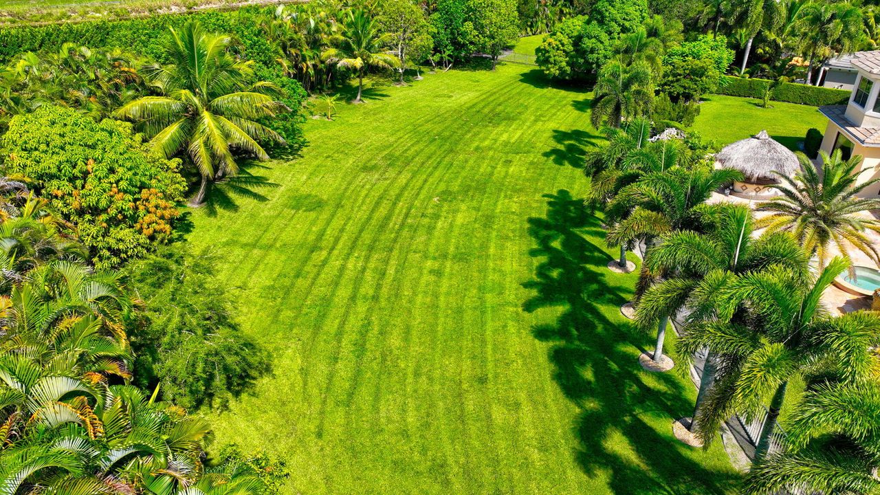 For Sale: $2,300,000 (6 beds, 5 baths, 5790 Square Feet)