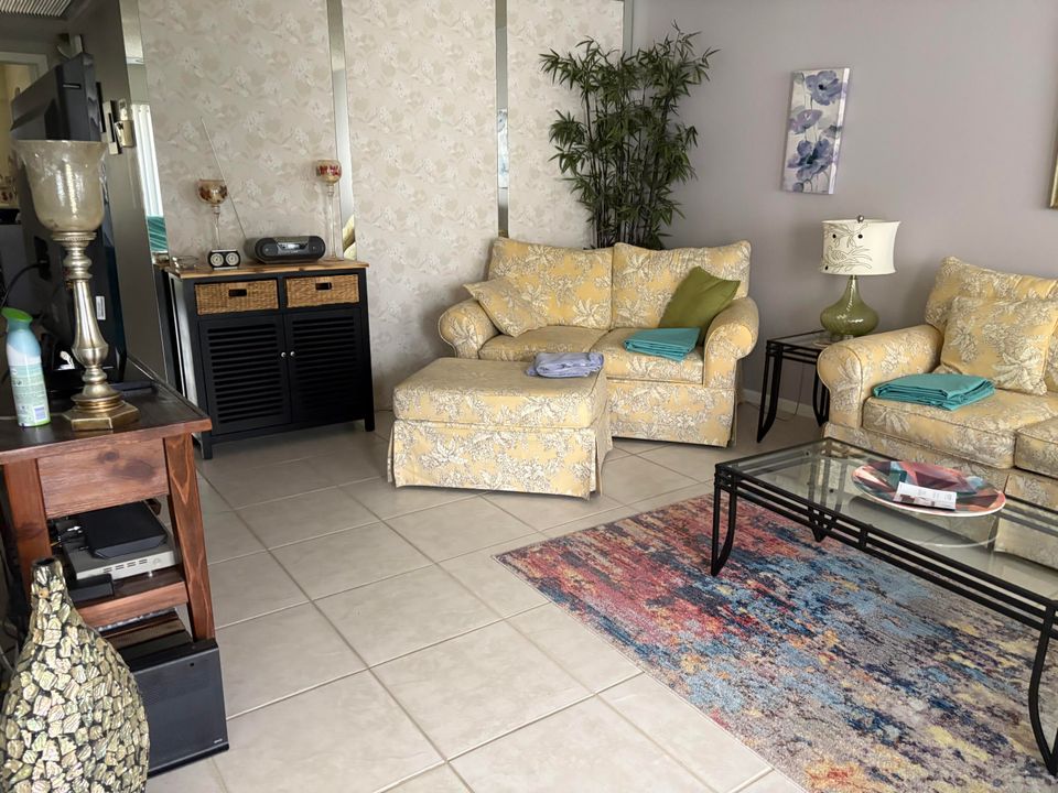 待售: $109,500 (2 贝兹, 1 浴室, 835 平方英尺)